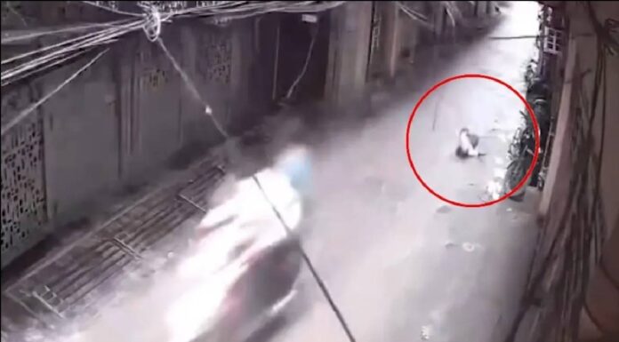 Twelve-Year-Old Boy Falls From Fourth Floor While Flying Kite; Shocking CCTV Footage Emerges From Delhi Twelve-Year-Old Boy Falls From Fourth Floor While Flying Kite; Shocking CCTV Footage Emerges From Delhi