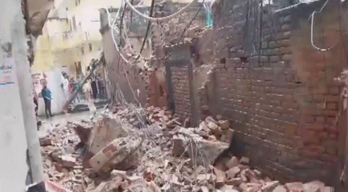 East Delhi’s Mandawali Wall Collapse Injures 3 Schoolchildren on Their Way Home 3 children trapped under debris after dilapidated house collapses in Delhi's Mandawali area