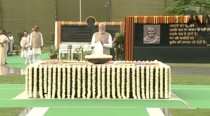 Prime Minister Modi Pays Tribute to Atal Bihari Vajpayee on His Death Anniversary, Calls His Service the Driving Force of Self-Reliant India