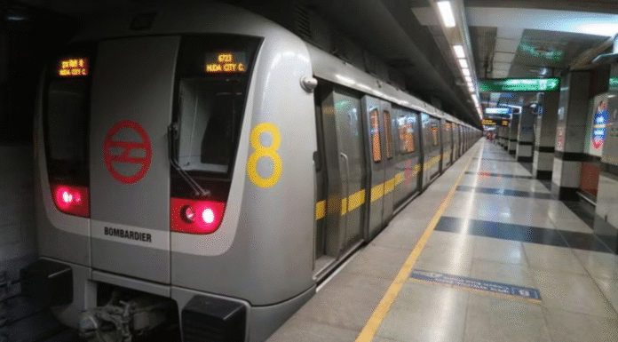 Delhi Metro Yellow Line Snags Again: Commuters Stuck for 10 Minutes as Crowds Surge Stuck for 10 mins’: Delhi Metro’s Yellow Line hit by snag again, crowds surge on platforms