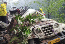 2 Kedarnath Pilgrims Killed After Stone Falls on Vehicle in Rudraprayag 2 Pilgrims Killed, 3 Injured After Stone Falls On Vehicle In Uttarakhand's Rudraprayag