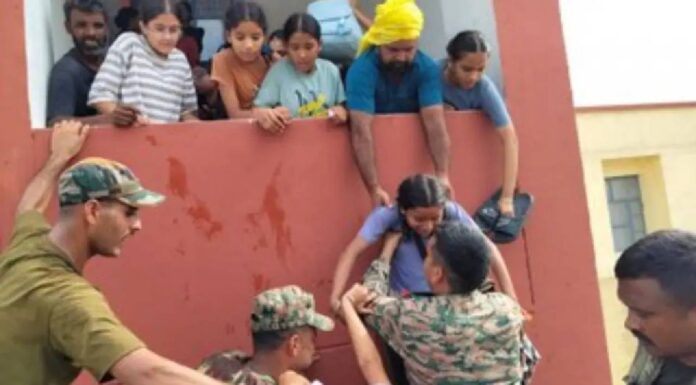 Amid heavy rains and strong currents in Punjab, army personnel became troubleshooters Amid heavy rains and strong currents in Punjab, army personnel became troubleshooters