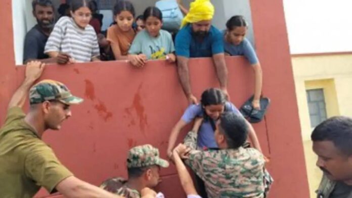 Amid heavy rains and strong currents in Punjab, army personnel became troubleshooters