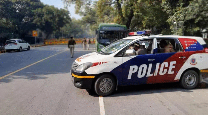 Delhi Police Crack Courier Parcel Theft of 385 Mobile Phones Worth ₹30 Lakh, Four Arrested Delhi: Police Crack Courier Parcel Theft of 385 Mobile Phones Worth ₹30 Lakh, Four Arrested