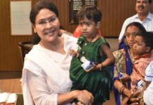Carried them in her arms, lovingly patted them and… Balod Collector Divya Mishra takes responsibility for 2 malnourished girls Balod District Magistrate Won Millions of Hearts by Doing this Sweet Gestures