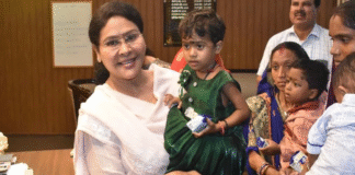 Carried them in her arms, lovingly patted them and… Balod Collector Divya Mishra takes responsibility for 2 malnourished girls Balod District Magistrate Won Millions of Hearts by Doing this Sweet Gestures