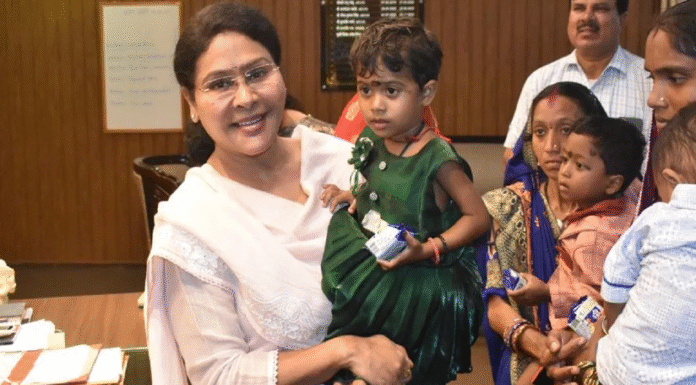 Carried them in her arms, lovingly patted them and… Balod Collector Divya Mishra takes responsibility for 2 malnourished girls Balod District Magistrate Won Millions of Hearts by Doing this Sweet Gestures