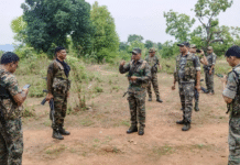 10 Maoists Give Up Arms Before Jharkhand Police in Chaibasa 10 Maoists Give Up Arms Before Jharkhand Police in Chaibasa
