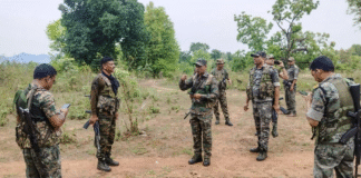 10 Maoists Give Up Arms Before Jharkhand Police in Chaibasa 10 Maoists Give Up Arms Before Jharkhand Police in Chaibasa