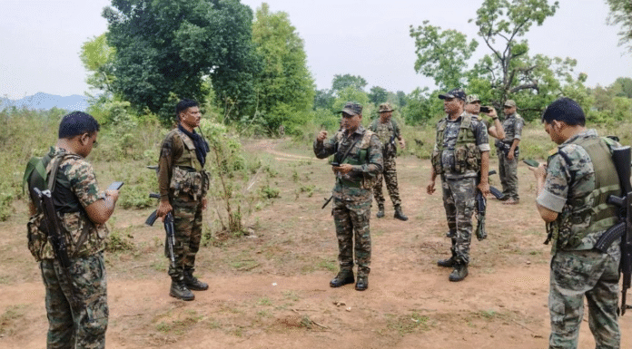 10 Maoists Give Up Arms Before Jharkhand Police in Chaibasa 10 Maoists Give Up Arms Before Jharkhand Police in Chaibasa