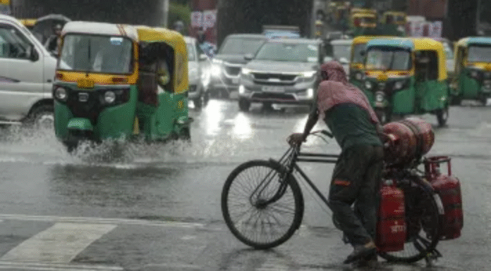 Delhi Weather Takes A Turn! Rain Lashes Parts Of NCR Delhi Weather Takes A Turn! Rain Lashes Parts Of NCR