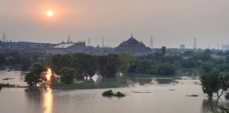 Yamuna Breaches Danger Mark, Delhi Faces Panic As Heavy Rains Lash North India Yamuna Breaches Danger Mark, Delhi Faces Panic As Heavy Rains Lash North India