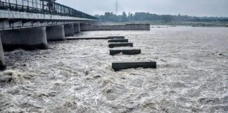 Dangerous Rise in Yamuna River, Delhi on Red Alert as Evacuations Begin Amid Flood Threat Dangerous Rise in Yamuna River, Delhi on Red Alert as Evacuations Begin Amid Flood Threat