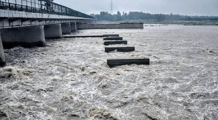 Dangerous Rise in Yamuna River, Delhi on Red Alert as Evacuations Begin Amid Flood Threat Dangerous Rise in Yamuna River, Delhi on Red Alert as Evacuations Begin Amid Flood Threat