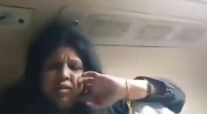 Firstly, no ticket, and then misbehaviour… Female passenger clashes with TTE in train, watch video Firstly, no ticket, and then misbehaviour... Female passenger clashes with TTE in train, watch video