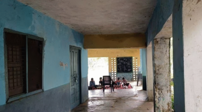 Video Shows Students Doing Manual Labour in Uttarakhand School, Head Teacher Suspended Video Shows Students Doing Manual Labour in Uttarakhand School, Head Teacher Suspended