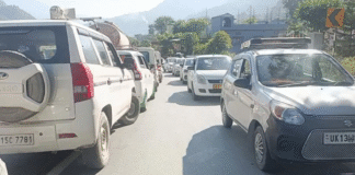 Uncontrolled Trailer Hits Six Vehicles in Tilni on Badrinath Highway Uncontrolled Trailer Hits Six Vehicles in Tilni on Badrinath Highway