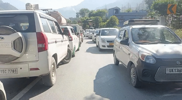 Uncontrolled Trailer Hits Six Vehicles in Tilni on Badrinath Highway Uncontrolled Trailer Hits Six Vehicles in Tilni on Badrinath Highway