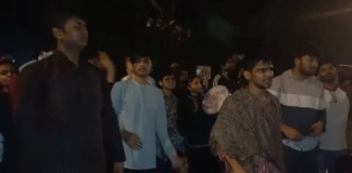 JNU protest turns chaotic as police detain 28 students after clashes at university’s West Gate JNU protest turns chaotic as police detain 28 students after clashes at university’s West Gate