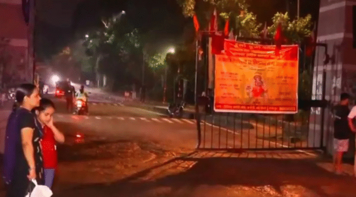 JNU Turns Battlefield: Left-wing Students Break Police Barricades, 28 Detained JNU Turns Battlefield: Left-wing Students Break Police Barricades, 28 Detained