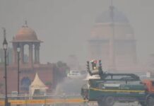 AAP Beats Plates Outside Delhi Secretariat To Wake BJP Government Amid Worsening Pollution Crisis AAP Beats Plates Outside