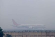 Fog Lingers Over Delhi: Haze To Disrupt Travel For Two More Days Fog Lingers Over Delhi: Haze To Disrupt Travel For Two More Days