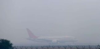 Fog Lingers Over Delhi: Haze To Disrupt Travel For Two More Days Fog Lingers Over Delhi: Haze To Disrupt Travel For Two More Days