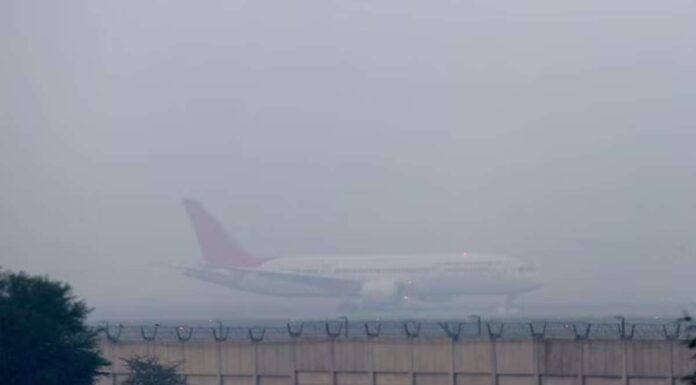 Fog Lingers Over Delhi: Haze To Disrupt Travel For Two More Days Fog Lingers Over Delhi: Haze To Disrupt Travel For Two More Days