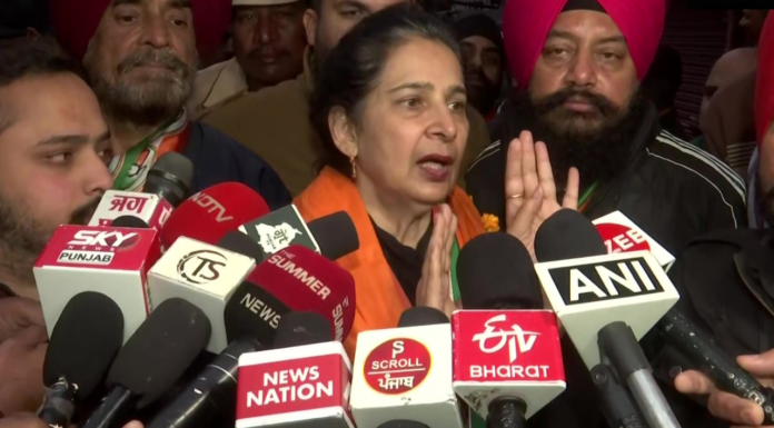 Premanand Ji Maharaj’s Advice To Navjot Singh Siddhu’s Wife Navjot Singh's wife Navjot Kaur Sidhu, who is also a social worker, asked Premanand ji that "how she could improve herself and serve her community more effectively."