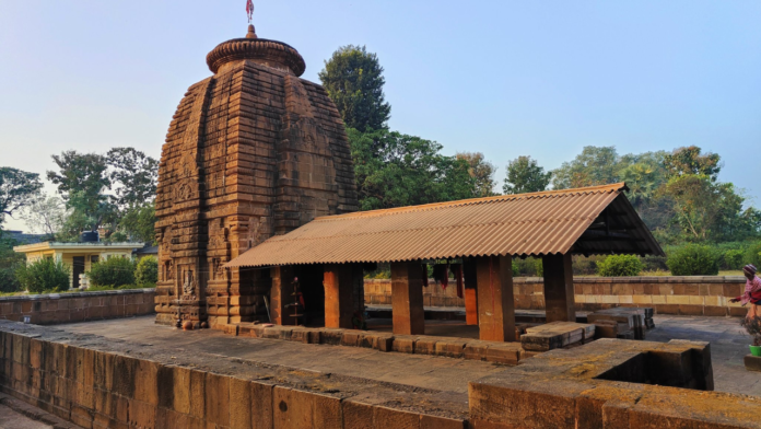 Temple In the ancient Hanuman temple located in the Bijnor district of Uttar Pradesh, a dog has been continuously circling the idols of Lord Hanuman, Lord Shiva Shankar, Radha Krishna, and Goddess Durga since Monday.