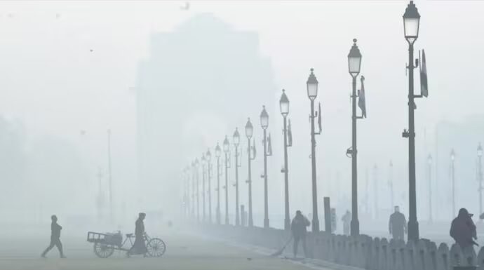 Delhi Shivers at 4.2°C, Fog Throws Flight Schedules Off Track