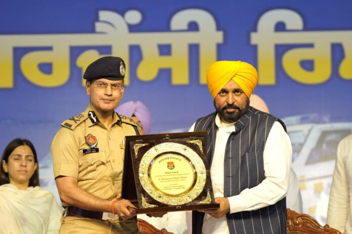 CM Bhagwant Mann hands over 508 Emergency Response Vehicles to Punjab Police CM Bhagwant Mann hands over 508 Emergency Response Vehicles to Punjab Police