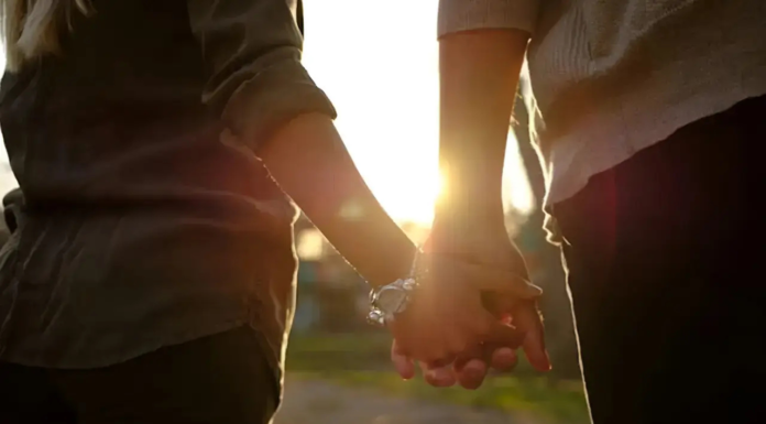 What Is ‘Delulu Dating’? A New Dating Trend Of Staying In A Relationship Despite Red Flags The new trend called "Delulu Dating" believes in giving a relationship a chance, even if everything isn't perfect.