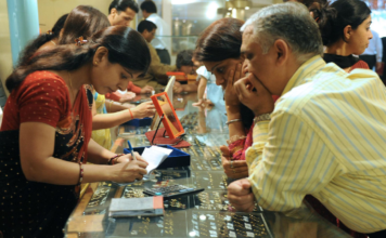 Gold Gains Slightly, Silver Fluctuates As Global Signals Drive Market Uncertainty In some cities, a slight increase was recorded in the price of gold, while both upward and downward movements were seen in the price of silver.