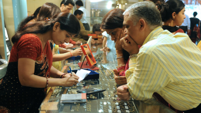 In some cities, a slight increase was recorded in the price of gold, while both upward and downward movements were seen in the price of silver.