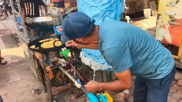 Amidst an LPG shortage in the country, a 'jalebi' vendor in Prayagraj has devised a clever workaround.