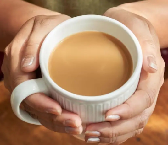 Does Drinking Tea In Summer Really Cool Down The Body? Know What Science Says When we drink something hot, our body's internal temperature rises slightly.