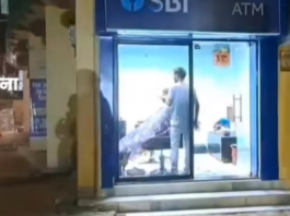 Bihar: No Cash Inside SBI ATM, Now Offering Haircuts And Shaves; Leave People Stunned A peculiar case has come to light in the Danapur area of Bihar.