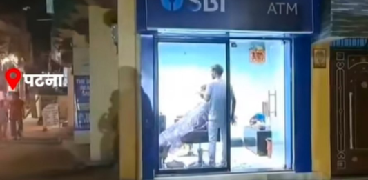 Bihar: No Cash Inside SBI ATM, Now Offering Haircuts And Shaves; Leave People Stunned A peculiar case has come to light in the Danapur area of Bihar.