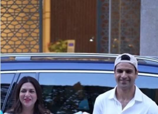 Twice Blessed: Divyanka Tripathi and Vivek Dahiya shared first glimpse of their newborn child. Twice Blessed: Divyanka Tripathi and Vivek Dahiya shared first glimpse of their newborn child.