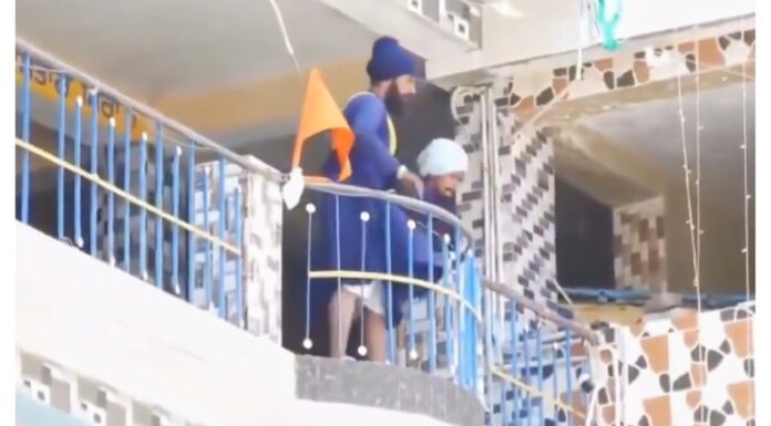 Armed Nihangs Takeover 2 Uttarakhand Gurdwaras, Holds Devotee Hostage Armed Nihangs Takeover 2 Uttarakhand Gurdwaras, Holds Devotee Hostage