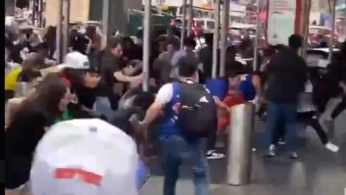 Panic in New York’s Times Square As Gunfire Breaks Out, Suspect Detained Panic in New York’s Times Square As Gunfire Breaks Out, Suspect Detained
