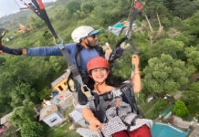 Paragliding Pilot Sparked Buzz: Plucked Leaves From a Treetop Mid-Ride To Gift Female Passenger Paragliding Pilot Sparked Buzz: Plucked Leaves From a Treetop Mid-Ride To Gift Female Passenger