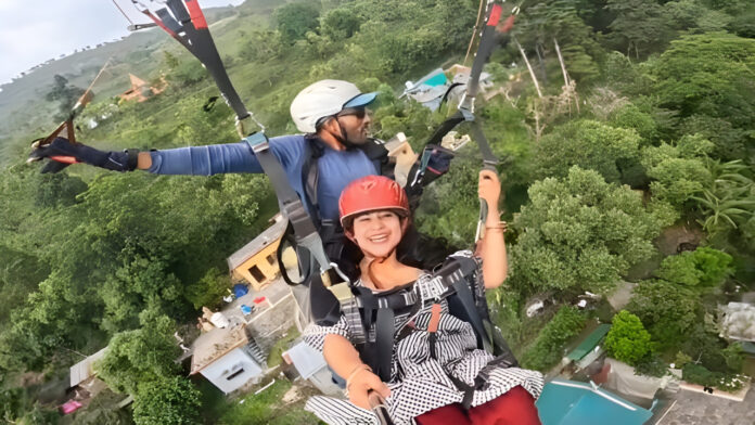 Paragliding Pilot Sparked Buzz_ Plucked Leaves From a Treetop Mid-Ride To Gift Female Passenger Paragliding Pilot Sparked Buzz: Plucked Leaves From a Treetop Mid-Ride To Gift Female Passenger