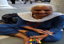 American content creator Steve Yalo Helps Elderly Woman Selling Pens In Delhi’s CP; Video Goes Viral American content creator Steve Yalo Helps Elderly Woman Selling Pens In Delhi's CP; Video Goes Viral