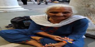 American content creator Steve Yalo Helps Elderly Woman Selling Pens In Delhi’s CP; Video Goes Viral American content creator Steve Yalo Helps Elderly Woman Selling Pens In Delhi's CP; Video Goes Viral