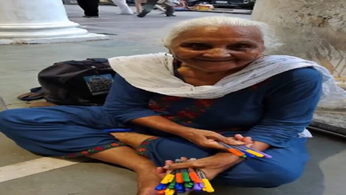 oldwoman American content creator Steve Yalo Helps Elderly Woman Selling Pens In Delhi's CP; Video Goes Viral