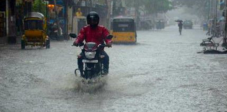 Heavy Downpour In Delhi Leaves Sadar Bazar Under Knee-Deep Water Heavy Downpour In Delhi Leaves Sadar Bazar Under Knee-Deep Water