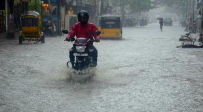 Heavy Downpour In Delhi Leaves Sadar Bazar Under Knee-Deep Water Heavy Downpour In Delhi Leaves Sadar Bazar Under Knee-Deep Water