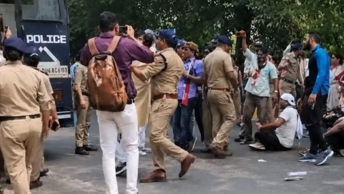 Untitled design (37) Datia On Edge: BJP Ticket Protest Leads To Stone Pelting And Traffic Chaos